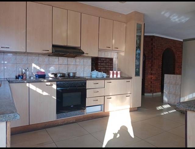 4 BEDROOM HOUSE FOR SALE IN BEVERLY HILLS